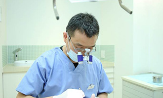 藤井寺の古橋歯科診療所院長の治療風景